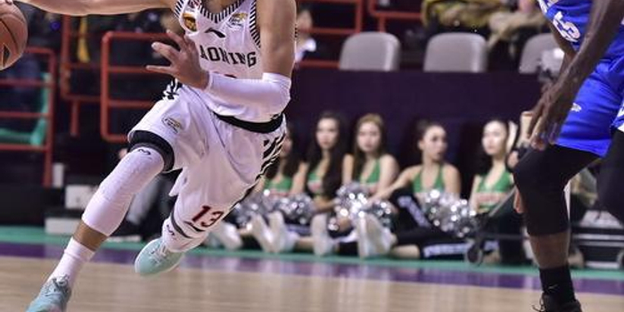 辽阔赛场上 辽阔赛场上